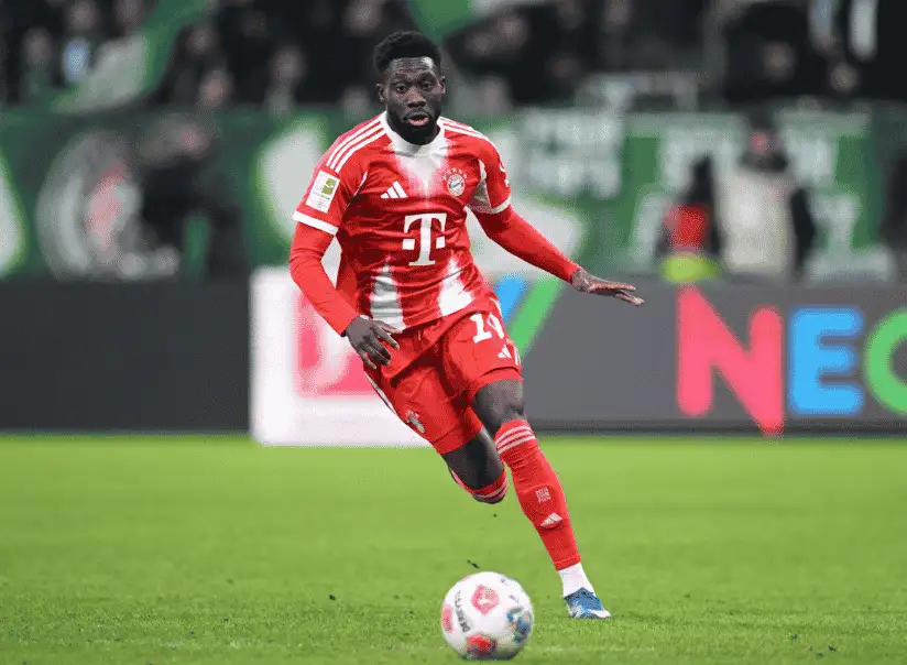 加拿大後衛阿方索・戴維斯(Alphonso Davies)穿著拜仁慕尼黑球衣在場上帶球畫面