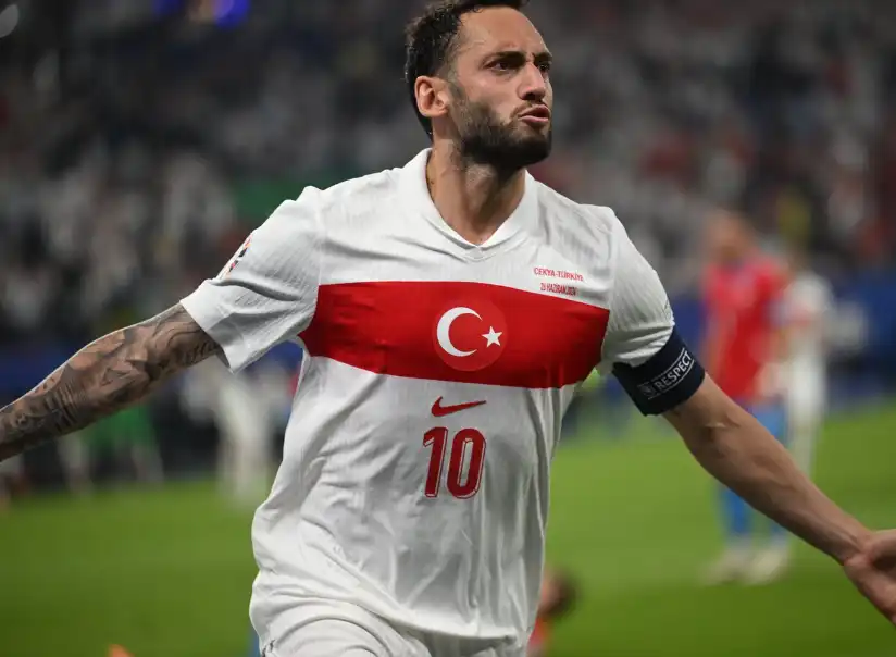 土耳其球員哈坎·恰爾汗奧盧(Hakan Çalhanoğlu)在比賽中張開雙手慶祝進球