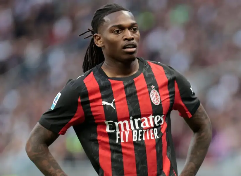 拉斐爾·萊奧(Rafael Leão)身穿AC米蘭紅黑條紋球衣在場上比賽中的畫面
