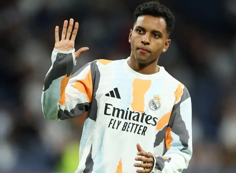 羅德里戈·戈埃斯（Rodrygo）身穿皇家馬德里熱身球衣向球迷揮手致意