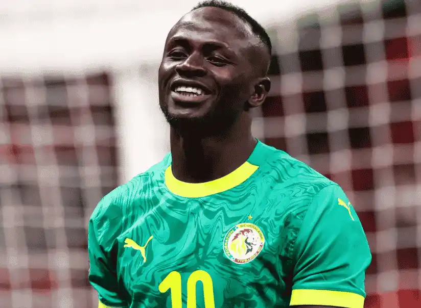 身穿塞內加爾綠色10號球衣的 Sadio Mané(薩迪奧馬內)在場上露出笑容準備投入比賽