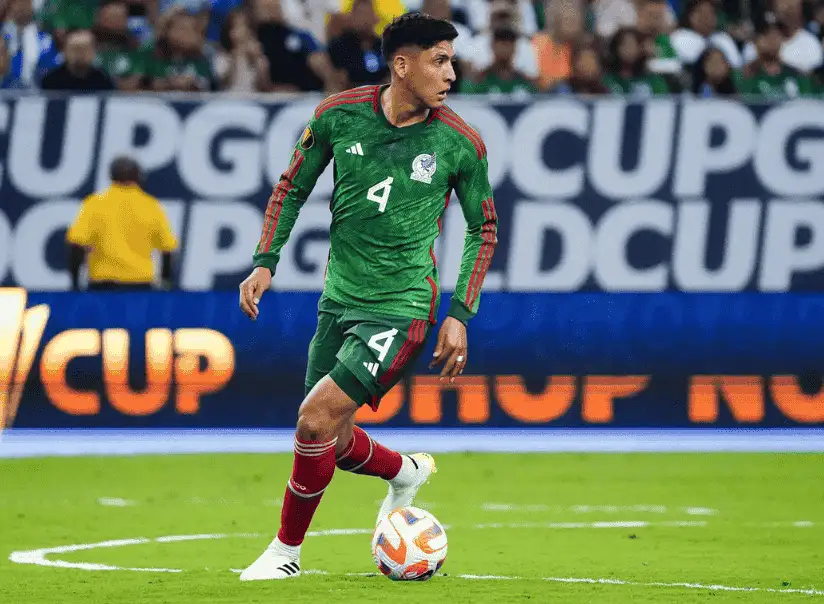 墨西哥隊長 Edson Álvarez,為 2026 世界盃備戰前的國家隊比賽畫面