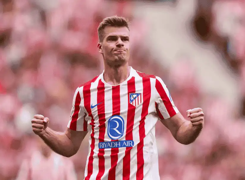 亞歷山大·索爾洛特(Alexander Sørloth)身穿紅白條紋球衣於場上握拳慶祝畫面