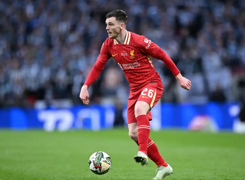蘇格蘭足球員安迪·羅伯遜(Andy Robertson)身穿利物浦紅色球衣於場上帶球推進