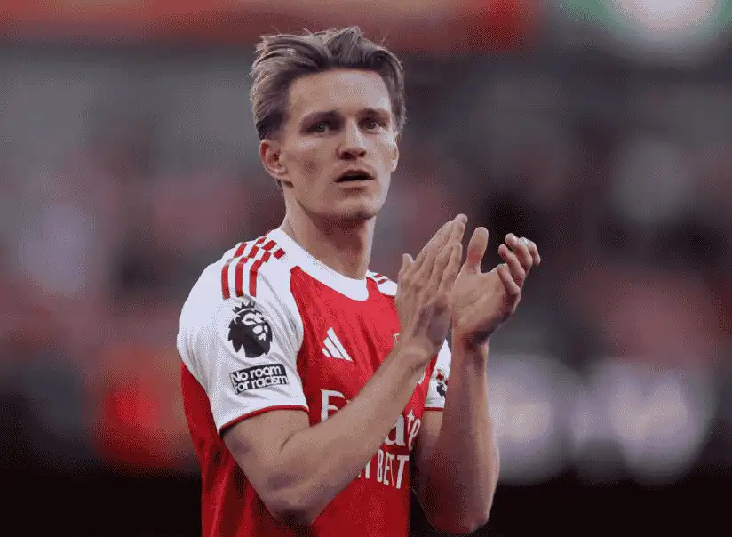 馬丁·厄德高(Martin Ødegaard)身穿紅白球衣於場上鼓掌畫面