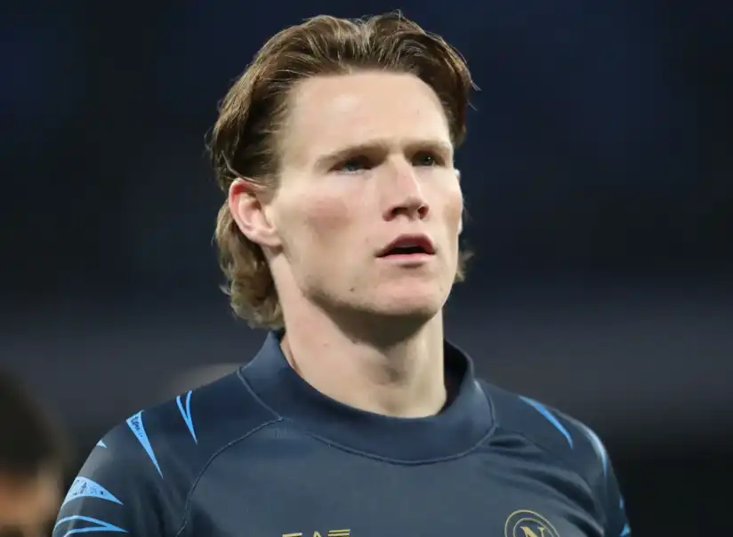 蘇格蘭足球員斯科特·麥克托米奈(Scott McTominay)身穿深色球衣於場邊特寫畫面