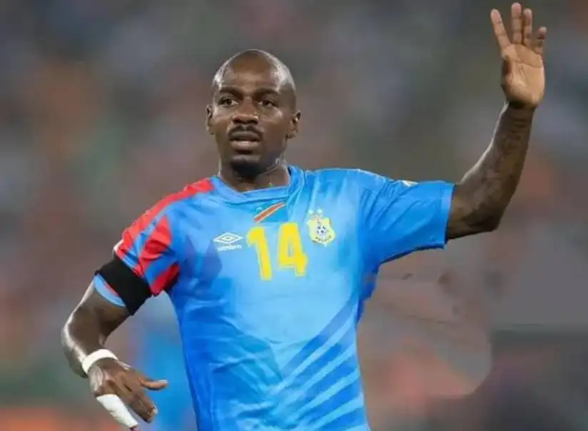 蓋爾·卡庫塔(Gaël Kakuta)身穿剛果民主共和國藍色球衣在場上比賽中舉手示意的畫面