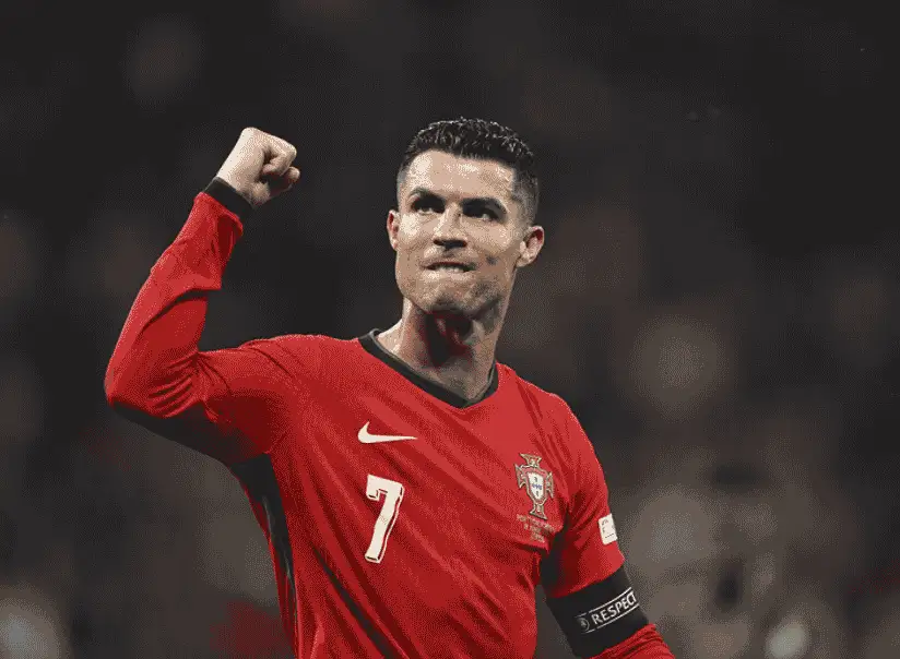 克里斯蒂亞諾·羅納度(Cristiano Ronaldo)身穿葡萄牙紅色球衣在場上握拳慶祝畫面