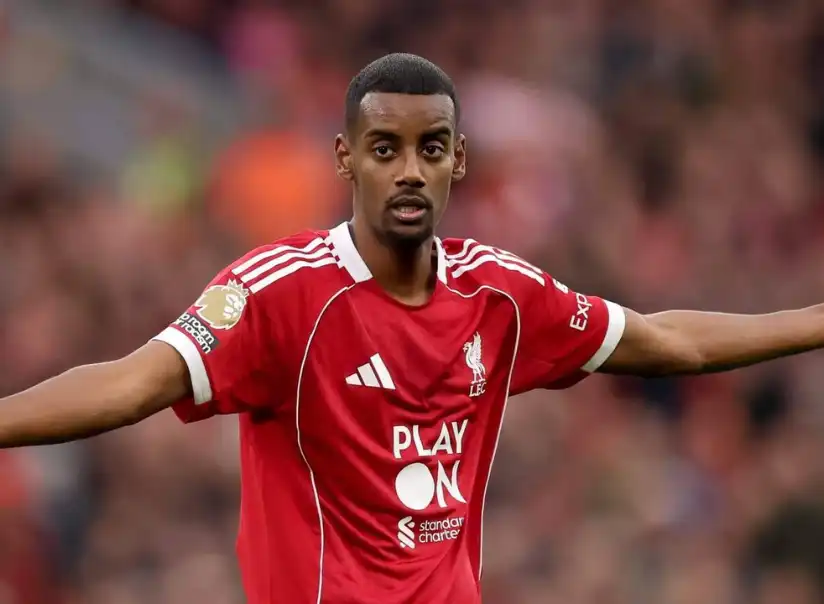 瑞典足球員亞歷山大·伊沙克(Alexander Isak)身穿利物浦球衣於場上張開雙手畫面