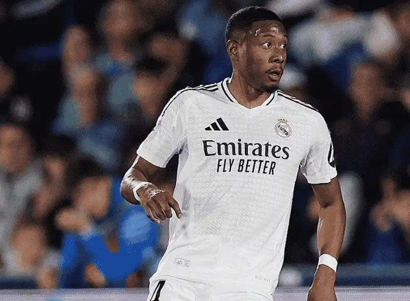 大衛·阿拉巴(David Alaba)身穿皇家馬德里白色球衣於場上比賽中觀察隊友動向