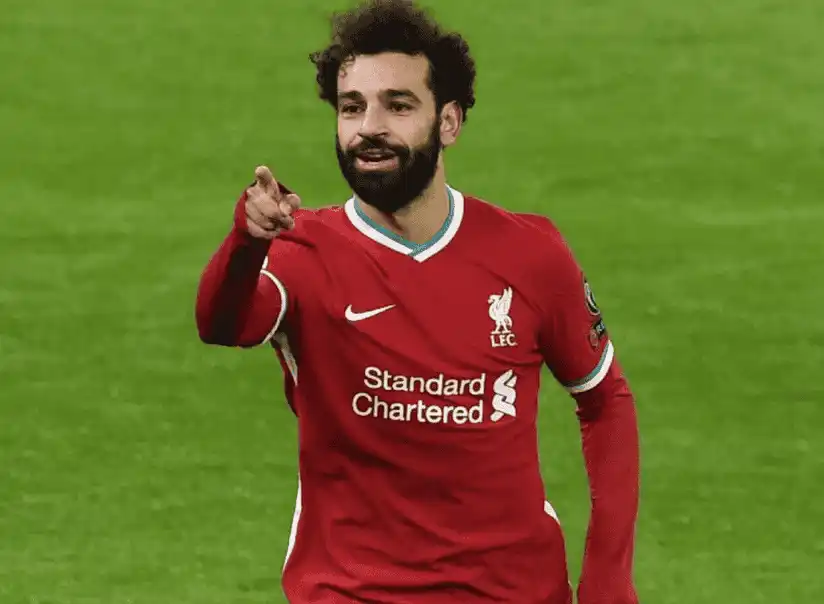 埃及前鋒穆罕默德・薩拉赫(Mohamed Salah)比賽中指向前方照片