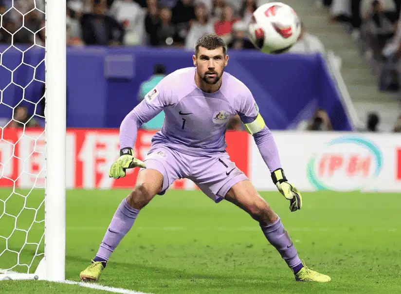 身穿紫色門將球衣的 Mathew Ryan(馬修瑞安)站在球門前專注準備撲救來球