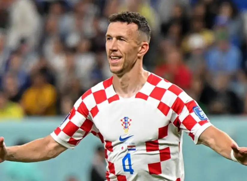 伊萬·佩里西奇(Ivan Perišić)身穿克羅埃西亞紅白格紋球衣,在場上張開雙手慶祝。